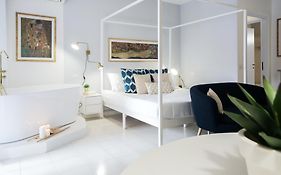 Glamorous Flat With Jacuzzi, King Size Bed And Small Balcony