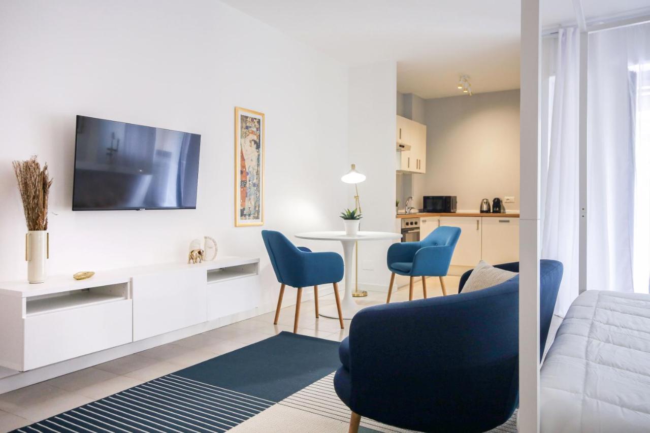 Glamorous Flat With Jacuzzi, King Size Bed And Small Balcony Perugia Exterior photo